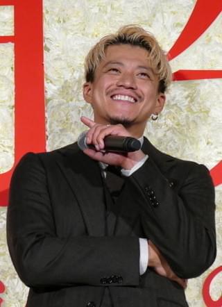 “自堕落なモテ男”太宰治を演じた小栗旬、「嫌いにならないで」と懇願