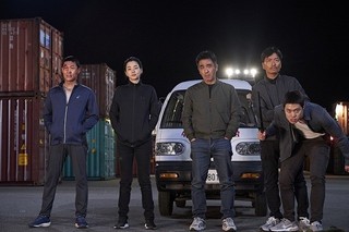 韓国歴代興行収入1位の大ヒット！ フライドチキン屋に扮する麻薬捜査班を描くコメディ、1月公開