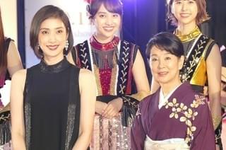 吉永小百合、天海祐希とともにレッドカーペット！「宝塚のスターになった気分」