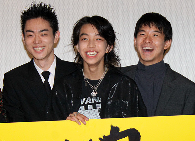 舞台挨拶を盛り上げた（左から） 菅田将暉、YOSHI、仲野太賀