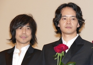 宮本浩次、主題歌提供した「宮本から君へ」舞台挨拶にサプライズ登場！赤いバラを手に