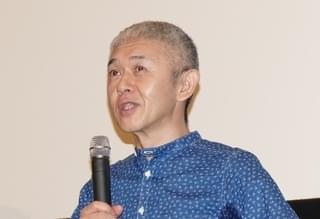 宮本浩次、主題歌提供した「宮本から君へ」舞台挨拶にサプライズ登場！赤いバラを手に