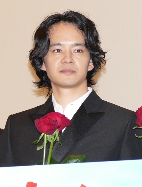 宮本浩次、主題歌提供した「宮本から君へ」舞台挨拶にサプライズ登場！赤いバラを手に - 画像3