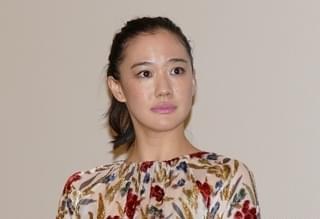 宮本浩次、主題歌提供した「宮本から君へ」舞台挨拶にサプライズ登場！赤いバラを手に