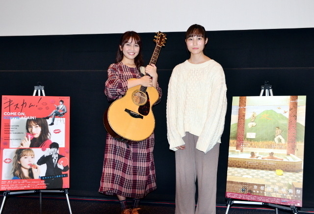 現役大学生の松本花奈監督と主題歌を担当した井上苑子の21歳コンビ