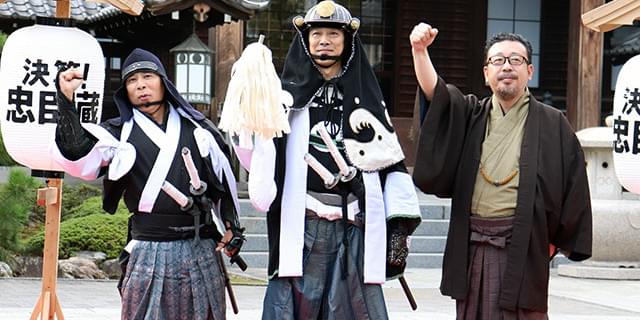 堤真一、大石内蔵助を墓参し「決算!忠臣蔵」ヒット祈願も 堤真一、大石内蔵助を墓参し「決算!忠臣蔵」ヒット祈願も