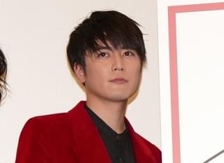 間宮祥太朗、左足骨折で松葉杖登壇「殺さない彼と死なない彼女と“折れてる僕”」と自虐