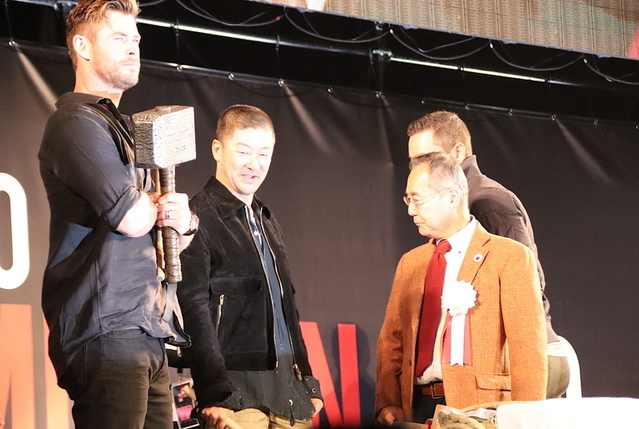 【東京コミコン2019】クリス・ヘムズワースがムジョルニアで鏡割り！“ウォリアーズ・スリー”が勢揃い