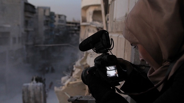 マイケル・ムーア絶賛、死と隣り合わせのシリアでカメラを回す母を映したカンヌ受賞ドキュメンタリー