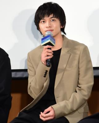 新田真剣佑、北村匠海ら青学にサプライズ登場で学生大興奮！