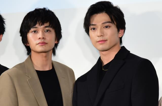 新田真剣佑、北村匠海ら青学にサプライズ登場で学生大興奮！