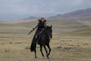 抜群の身体能力！ 森山未來“カザフ流”乗馬の訓練を捉えたメイキング映像