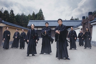 岡田准一、鈴木亮平、山田涼介らが黒隊服で集合！「燃えよ剣」13人の新キャストも発表
