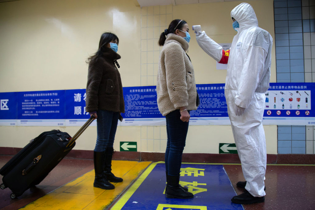 中国の地下鉄入り口では利用者の体温を計測