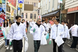 窪田正孝＆三池崇史監督、「初恋」ロケ地・歌舞伎町に掃除で“恩返し”