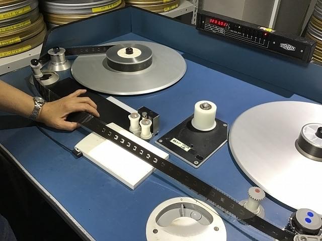 検査に使用するフィルム検査機