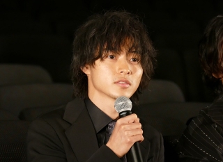 山崎賢人主演「劇場」、無観客の劇場で完成報告 ポン・ジュノ監督から祝福コメントも