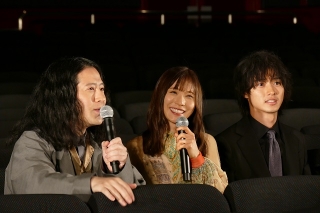 山崎賢人主演「劇場」、無観客の劇場で完成報告　ポン・ジュノ監督から祝福コメントも