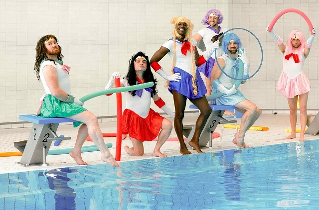 ゲイの水球チームが「セーラームーン」コスプレで笑顔！「シャイニー・シュリンプス！」場面写真