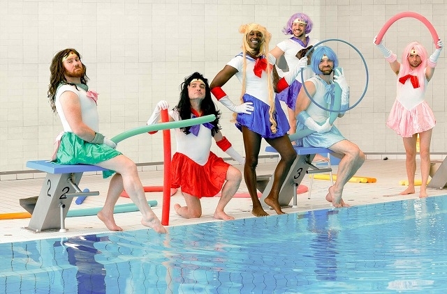 ゲイの水球チームが セーラームーン コスプレで笑顔 シャイニー シュリンプス 場面写真 映画ニュース 映画 Com