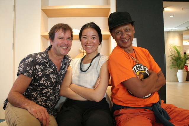 （左から）ティム・コール監督、プロデューサーのバオバオ・チェン、マダガスカルの音楽家サミー・サモエラ