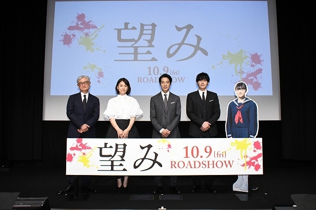 （左から）堤幸彦監督、石田ゆり子、堤真一、岡田健史