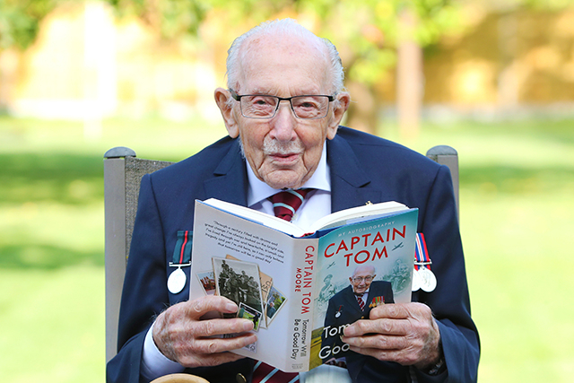 国民的英雄となった100歳の退役軍人トム・ムーア大尉