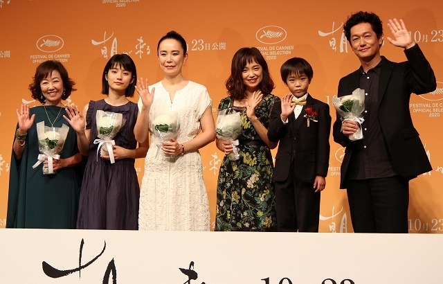 （左から）浅田美代子、蒔田彩珠、河瀬直美監督、永作博美、佐藤令旺、井浦新