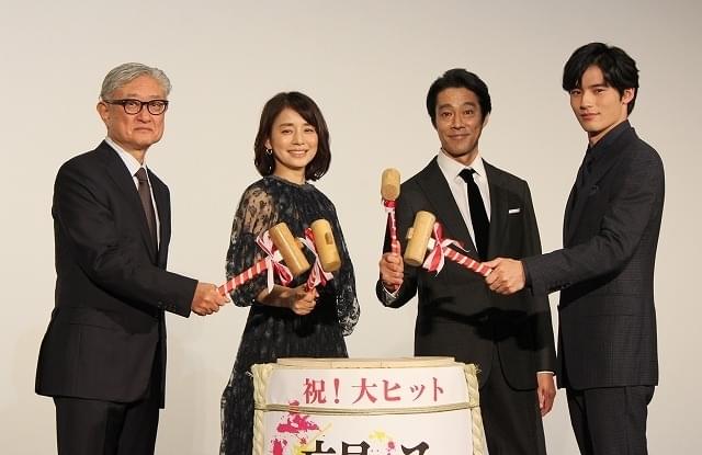 （左から）堤幸彦監督、石田ゆり子、堤真一、岡田健史