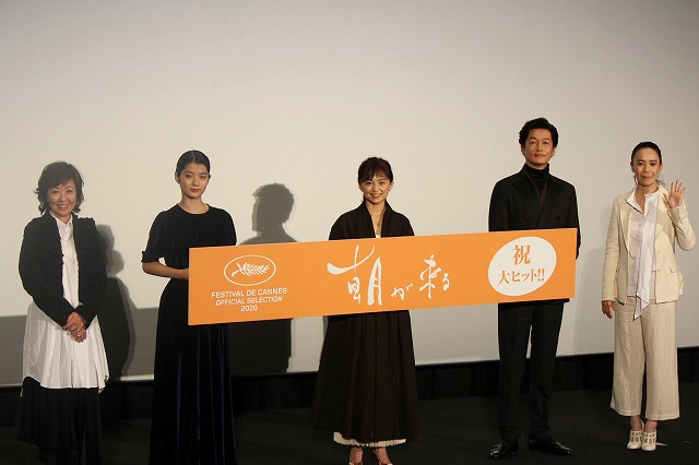 （左から）浅田美代子、蒔田彩珠、永作博美、井浦新、河瀬直美監督