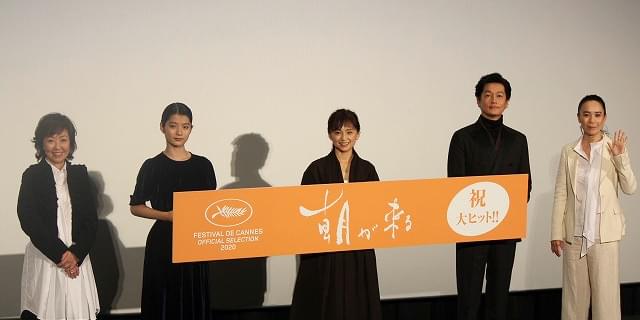 永作博美、“役積み”で井浦新とベビー用品を買いに「写真を撮られ