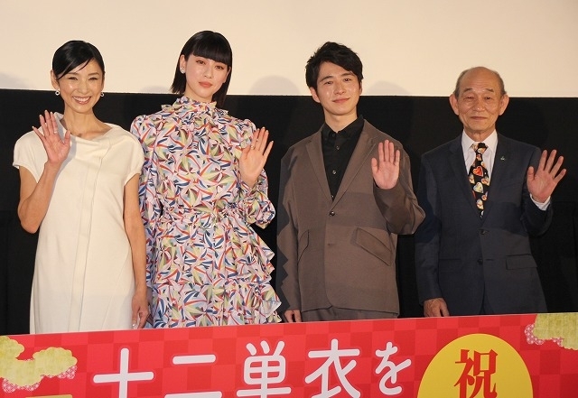 （左から）黒木瞳監督、三吉彩花、村井良大、笹野高史