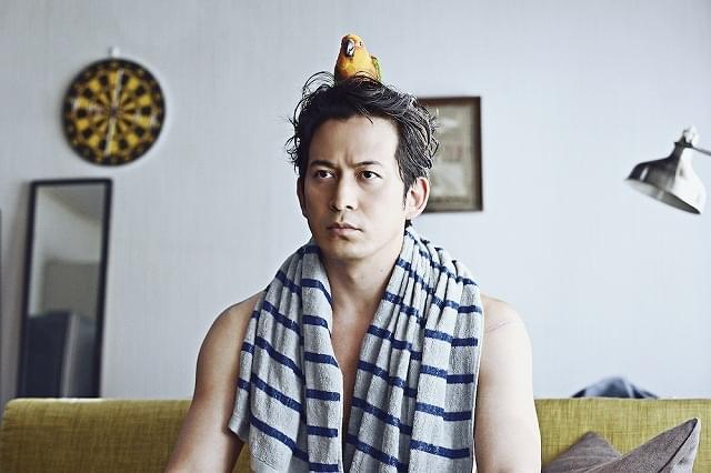 岡田准一「ザ・ファブル 殺さない殺し屋」にカシラ役のインコが続投！ 新カットお披露目