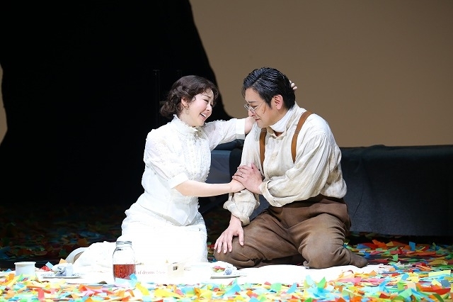 2017年の舞台「パレード」より。妻ルシール役の堀内敬子（左）と、レオ役の石丸幹二