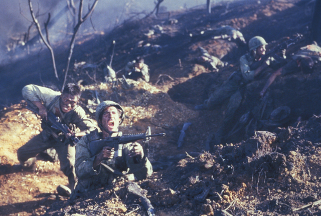 ベトナム戦争の地獄をリアルに描いた ハンバーガー ヒル 4月16日から34年ぶりに再公開 映画ニュース 映画 Com