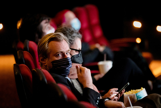ロサンゼルスの映画館再開に映画ファンが歓喜 初日にはクリストファー・ノーラン監督の姿も