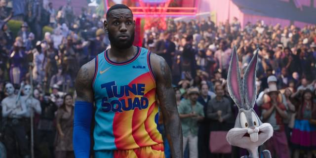 NBA選手レブロン・ジェームズがワーナー映画の人気キャラとバトル