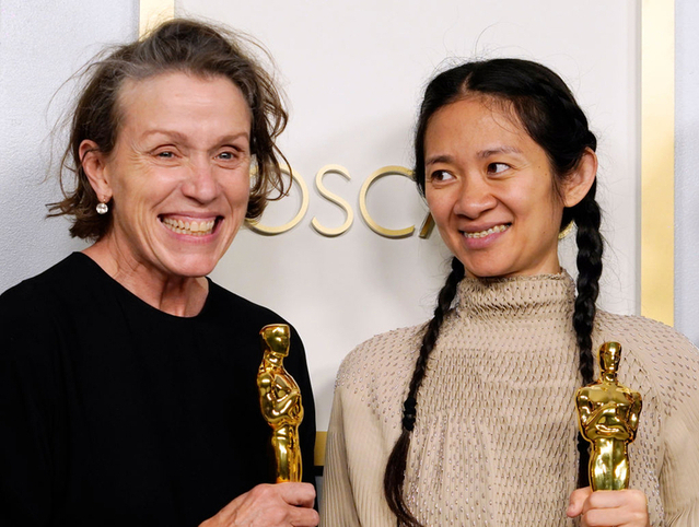 アジア系女性として史上初の米アカデミー監督賞を授賞したクロエ・ジャオ監督（右）