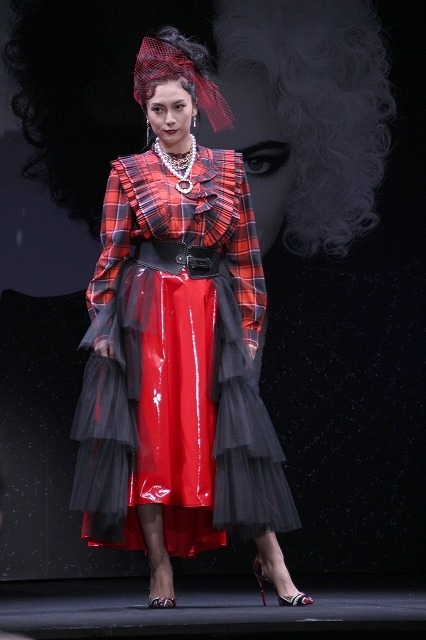 柴咲コウ、久々“赤”のパンクロック風衣装で登場 「クルエラ」に「勇気をもらった」 - 画像1