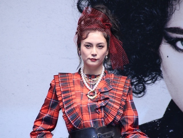 柴咲コウ、久々“赤”のパンクロック風衣装で登場 「クルエラ」に「勇気をもらった」 - 画像5