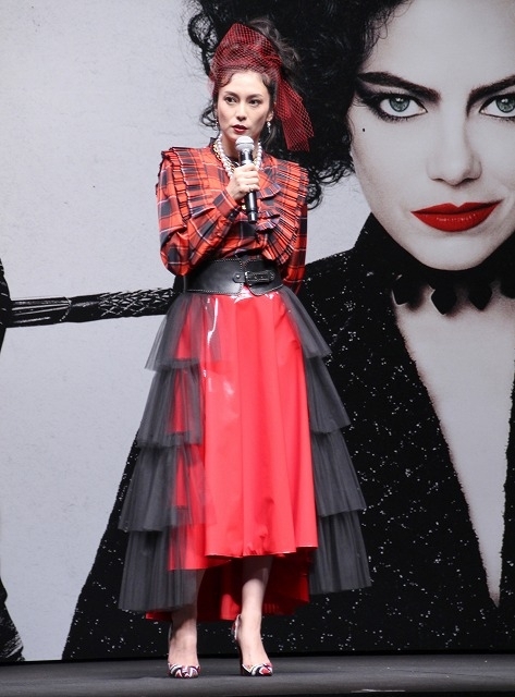柴咲コウ、久々“赤”のパンクロック風衣装で登場 「クルエラ」に「勇気をもらった」 - 画像3