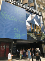 プレス会見会場（映画館UGC Normandie）の入り口