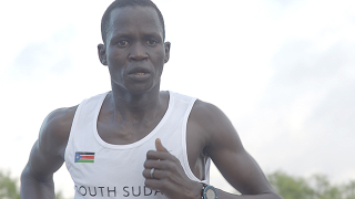 難民からオリンピック選手に 祖国南スーダンの期待を背負って走った「戦火のランナー」グオル・マリアル選手と監督インタビュー