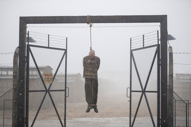 土に埋められた囚人、見世物にされる脱走兵 「アウシュヴィッツ・レポート」衝撃の場面写真 : 映画ニュース - 映画.com