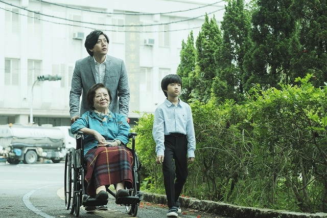 亡き同性パートナーの家族に向ける “愛の極限” 台湾の俳優賞を席巻した「親愛なる君へ」予告編＆場面写真