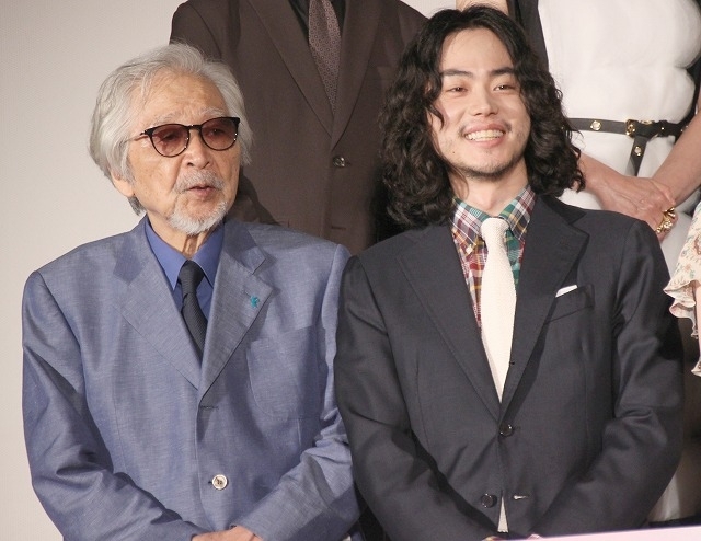 撮影を振り返った（左から）山田洋次監督、菅田将暉