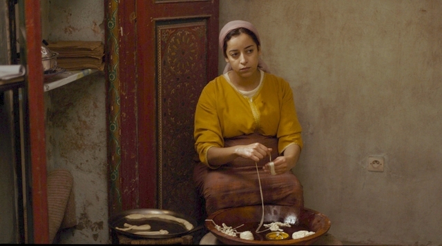 まるで手延べ麺！　伝統のパンケーキ「ルジザ」を作る「モロッコ、彼女たちの朝」本編映像 : 映画ニュース - 映画.com