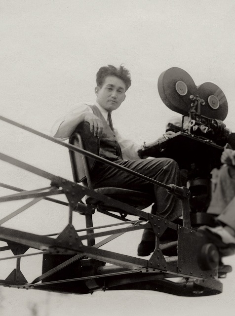 撮影用クレーンに乗る円谷英二（1934年） 国立映画アーカイブ所蔵
