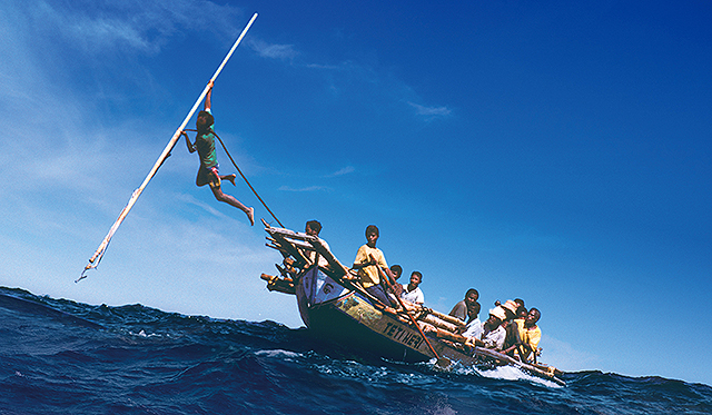 ラマレラの鯨漁空撮世界初成功　400年続くインドネシア鯨漁を映すドキュメンタリー「くじらびと」予告