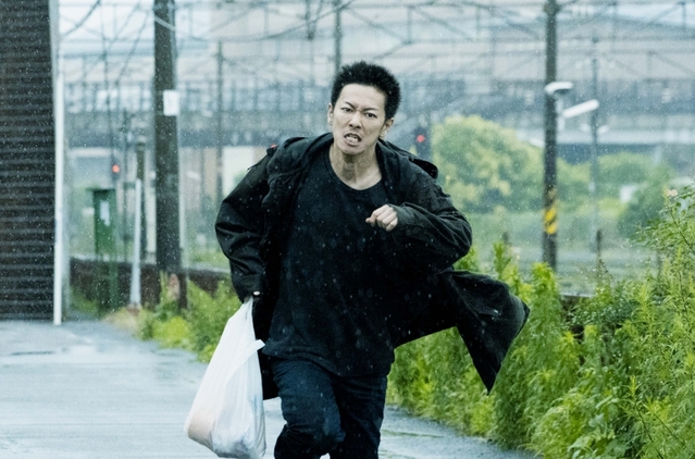 佐藤健、短髪で容疑者役を熱演 「護られなかった者たちへ」新場面写真 - 画像3